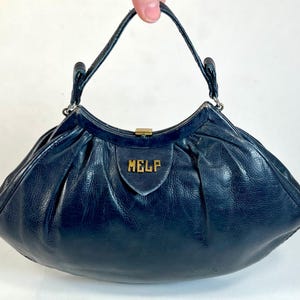 Bolso de mano con asa superior de cuero azul oscuro de los años 40 con monograma «MELP» y forma única