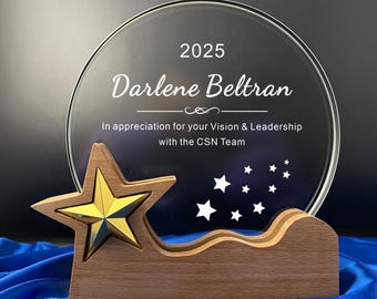 Personalisierbarer Crystal Award: Sternplakette auf Holzsockel