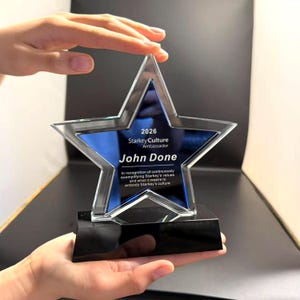 Puede incluir: Un letrero de madera rústica con el texto "Welcome to our home" en letras blancas. El letrero presenta un acabado envejecido y un diseño sencillo y acogedor, perfecto para la decoración de la puerta principal.