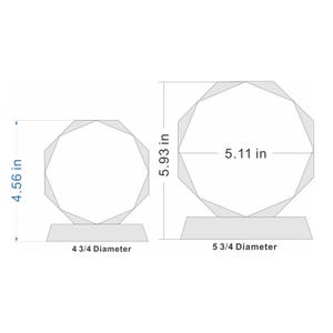Puede incluir: Dos premios de cristal transparente con dise&ntilde;os geom&eacute;tricos. El premio m&aacute;s peque&ntilde;o mide 11,58 cm de alto con un di&aacute;metro de 12,07 cm. El premio m&aacute;s grande mide 15,06 cm de alto con un di&aacute;metro de 12,98 cm y un di&aacute;metro de 14,61 cm.