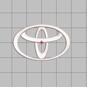 Könnte beinhalten: Weißes Toyota-Logo, bestehend aus einer ovalen Form mit einer inneren Schleife, vor einem grauen Rasterhintergrund. Das Logo hat einen 3D-Effekt, mit einem roten Fadenkreuz in der Mitte.