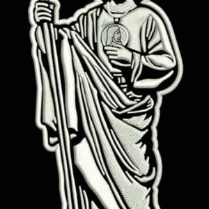Puede incluir: Parche blanco bordado de San Judas Tadeo, un santo católico, que sostiene un bastón y con un corazón que contiene una imagen de la Virgen María.