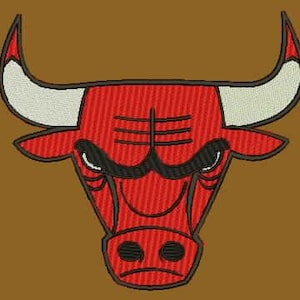 Peut inclure: Écusson brodé représentant le logo des Chicago Bulls. Le design présente une tête de taureau rouge avec des détails noirs et blancs, sur un fond marron. Les cornes du taureau sont blanches avec des pointes rouges, et les yeux sont noirs.