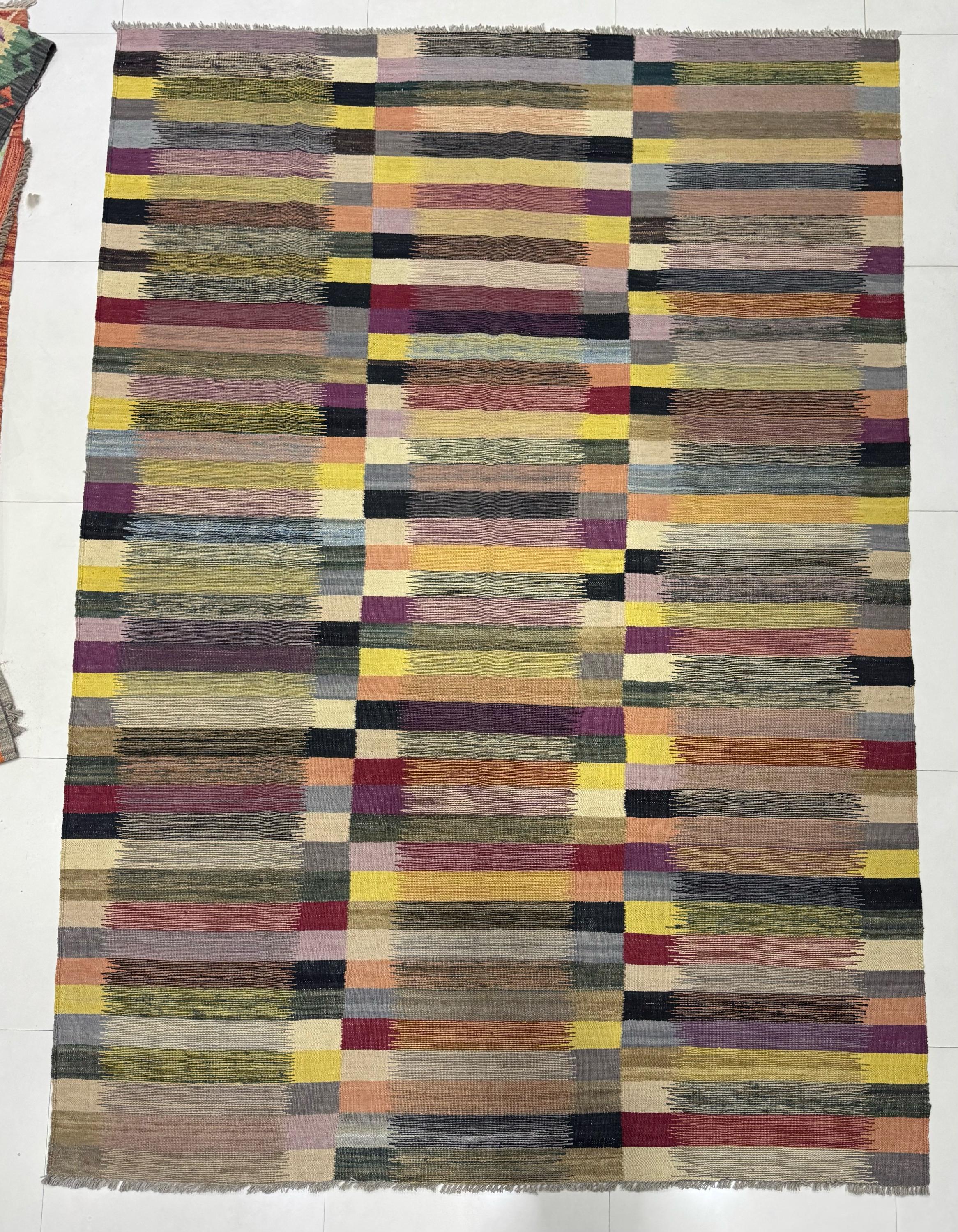 ハンドメイドキリムラグ：カラフルな幾何学模様の平織りカーペット（6