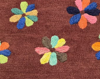Broderad kelimmatta, brun plattvävd med flerfärgade broderade blommor, Suzani Dhurrie-stil, handgjord i alla storlekar