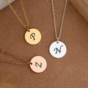 Collar con inicial personalizada, collar con letra, collar con dije grabado, collar familiar, collar con disco, regalo de cumpleaños para ella/mamá/mujer