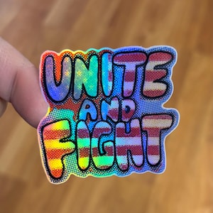 Pegatina holográfica transparente de activista "Unite and Fight" para portátiles, botellas de agua, cuadernos de dibujo, cartas, regalos para amigos, familiares y seres queridos.