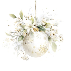 Puede incluir: Una bola de Navidad blanca con diseños de copos de nieve dorados y una tapa dorada, suspendida por una cadena dorada. El adorno está adornado con flores blancas, hojas verdes y bayas doradas, creando un diseño festivo al estilo acuarela.