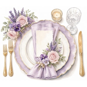 Puede incluir: Un cubierto que presenta un plato blanco con borde festoneado color lavanda, una servilleta lavanda con un anillo de perlas, una tarjeta rectangular en blanco y acentos florales de lavanda, rosas y pensamientos. Incluye dos tenedores dorados, un cuchillo dorado, un vaso y una vela.