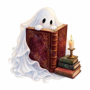 Peut inclure: Un fantôme blanc aux grands yeux noirs lisant un grand livre ouvert rouge foncé avec des motifs floraux dorés. À côté du livre se trouve une pile de trois petits livres verts et rouges, surmontée d'une bougie allumée dans un bougeoir doré.
