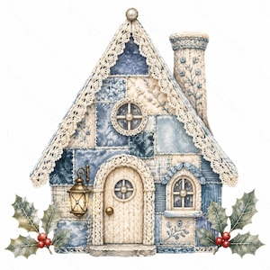Op de afbeelding: Een decoratief huisornament met een blauw en crème patchworkpatroon, een schoorsteen met gebreide textuur en witte kanten randen langs het dak. Het huis bevat een kleine lantaarn, een rond raam en hulsttakjes met rode bessen.