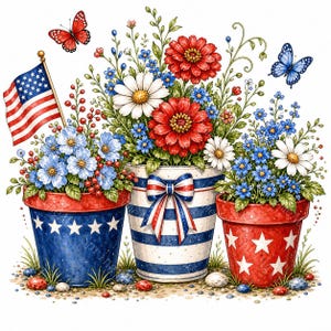 Può includere: Tre vasi da fiori decorativi con motivi rossi, bianchi e blu a stelle e strisce. I vasi contengono composizioni di zinnie rosse, margherite bianche e piccoli fiori blu. Sono inclusi una piccola bandiera americana e due farfalle.