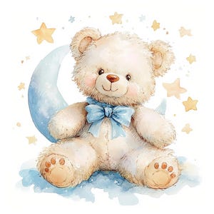 Op de afbeelding: Waterverfillustratie van een crèmekleurige teddybeer die op een blauwe halve maan zit. De beer heeft een blauwe strik en roze wangen. Gele sterren zijn verspreid rond de beer en de maan, waardoor een grillige, dromerige scène ontstaat.