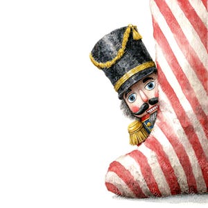 Könnte beinhalten: Aquarellillustration eines Nussknackers, der hinter einer rot-weiß gestreiften Zuckerstange hervorlugt. Der Nussknacker trägt einen schwarzen Hut mit goldenem Besatz und eine blaue Uniform mit goldenen Epauletten. Das Bild hat ein festliches Urlaubsthema.