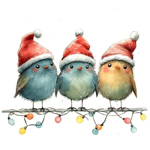 Pode incluir: Ilustração em aquarela de três pássaros empoleirados em um fio, cada um usando um chapéu vermelho de Papai Noel. Os pássaros são azuis, azul-esverdeados e amarelo-castanhos. Uma fileira de luzes de Natal coloridas está pendurada abaixo.