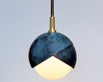 Lampe à suspension globe en laiton patiné bleue : lampe à suspension industrielle moderne