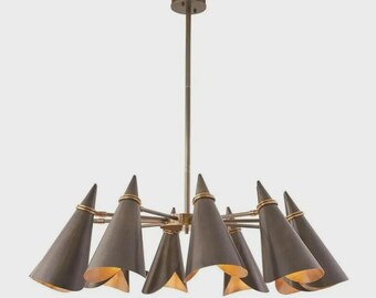 Lustre conique moderne Mid-Century, italien : suspension tendance à 8 ampoules en laiton patiné pour le salon et la salle à manger