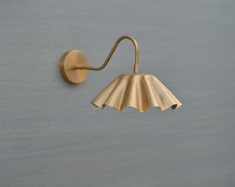 Applique murale à bras articulé en laiton : lumière réglable moderne Mid-Century