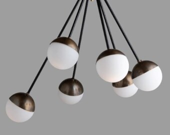 Lustre Spoutnik : suspension globe en laiton et verre opale