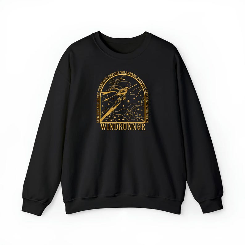 Puede incluir: Sudadera negra con un gr&aacute;fico dorado que presenta una figura estilizada, estrellas y el texto "WINDRUNNER". El dise&ntilde;o est&aacute; enmarcado por las palabras "LIFE BEFORE DEATH, STRENGTH BEFORE WEAKNESS, JOURNEY BEFORE DESTINATION".