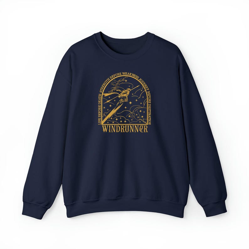 Puede incluir: Una sudadera azul marino con un dise&ntilde;o gr&aacute;fico dorado. El dise&ntilde;o presenta una figura estilizada con la palabra "WINDRUNNER" y el texto "LIFE BEFORE DEATH, STRENGTH BEFORE WEAKNESS, JOURNEY BEFORE DESTINATION".