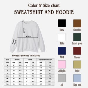 Puede incluir: Una tabla de colores y tallas para sudaderas y sudaderas con capucha. La tabla incluye medidas en pulgadas y cent&iacute;metros para la longitud, el pecho y el centro de la manga trasera. Los colores incluyen negro, blanco, azul marino, rosa claro, ceniza, chocolate, verde bosque, granate, beige y azul claro.