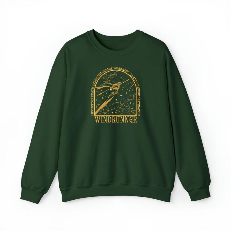 Puede incluir: Una sudadera verde oscuro con una ilustraci&oacute;n y texto dorados. El dise&ntilde;o incluye una figura estilizada con una espada, estrellas y la palabra "WINDRUNNER" debajo de un texto arqueado que dice "LIFE BEFORE DEATH, STRENGTH BEFORE WEAKNESS, JOURNEY BEFORE DESTINATION."