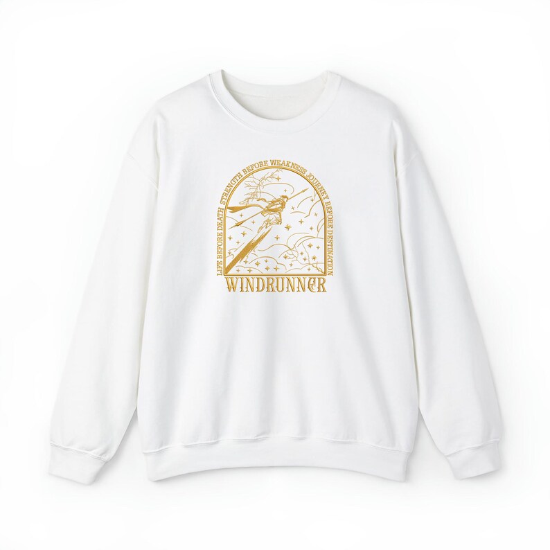 Puede incluir: Sudadera blanca con un gr&aacute;fico dorado. El gr&aacute;fico presenta una figura estilizada con el texto "WINDRUNNER" en la parte inferior. El dise&ntilde;o incluye las frases "LIFE BEFORE DEATH", "STRENGTH BEFORE WEAKNESS" y "JOURNEY BEFORE DESTINATION".