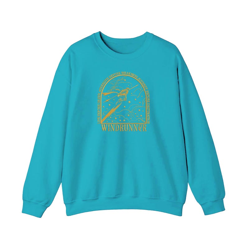 Puede incluir: Una sudadera turquesa con un gr&aacute;fico dorado. El gr&aacute;fico presenta un dise&ntilde;o de arco con una figura, estrellas y la palabra "WINDRUNNER". El texto "THE STRENGTH BEFORE WEAKNESS, BUILDING BEFORE DESTRUCTION" est&aacute; impreso alrededor del arco.