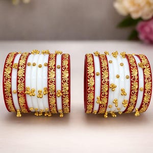 Può includere: Una tazza di ceramica bianca con manico nero e la scritta "But First, Coffee" in grassetto nero. La tazza è posta su uno sfondo sfocato. La tazza misura circa 10 cm di altezza.