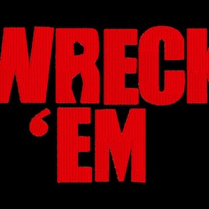 Könnte beinhalten: Schwarzer Hintergrund mit den Worten "WRECK 'EM" in fetten, roten Buchstaben. Der Text ist zentriert und nimmt den größten Teil des Bildes ein. Die Schriftart ist ein blockiger, serifenloser Stil.