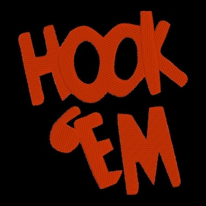 Könnte beinhalten: Orange gestickter Text auf schwarzem Hintergrund: "HOOK EM". Die Buchstaben sind in einer kräftigen, stilisierten Schriftart mit texturierter, gestickter Optik. Das Bild ist eine Nahaufnahme des Satzes.