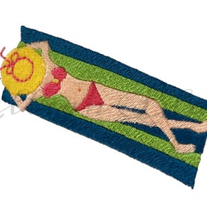 Può includere: Una toppa ricamata raffigurante una figura sdraiata su un asciugamano a righe. La figura indossa un bikini rosso e un cappello da sole giallo. L'asciugamano presenta strisce alternate blu scuro e verde chiaro con fili dai colori vivaci.