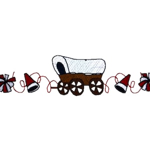 Pode incluir: Um desenho bordado com uma carroça coberta com rodas castanhas e topo branco. Acentos vermelhos e brancos incluem chapéus de Papai Noel e laços decorativos, tudo em um fundo branco. O design é provavelmente para um projeto de artesanato com tema de feriado.
