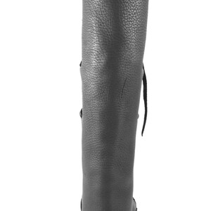 K&ouml;nnte beinhalten: Schwarze, kniehohe Lederstiefel mit Schn&uuml;rsenkeln. Die Stiefel haben eine gen&auml;hte Naht um die Sohle.
