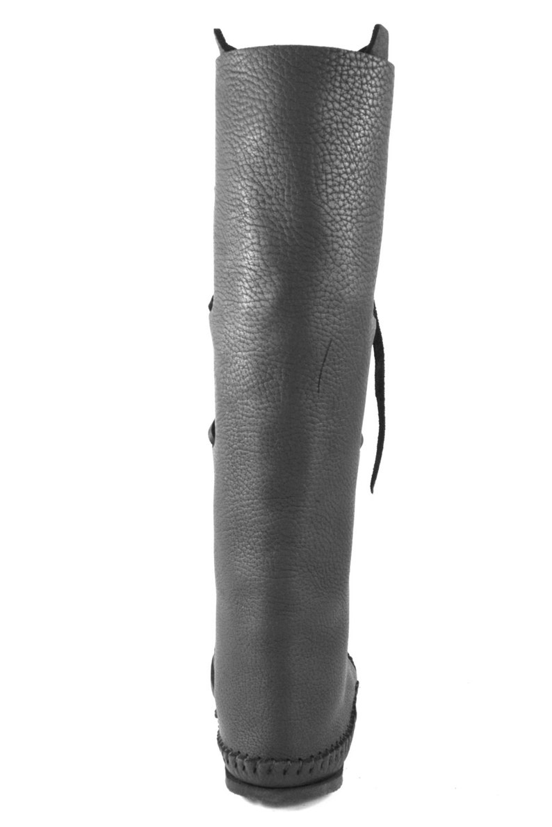 K&ouml;nnte beinhalten: Schwarze, kniehohe Lederstiefel mit Schn&uuml;rsenkeln. Die Stiefel haben eine gen&auml;hte Naht um die Sohle.