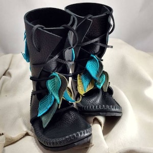 Botas altas tipo mocasín Bull Hide Shin: cuero negro, hojas turquesas y verdes, incluye 10 hojas de encaje