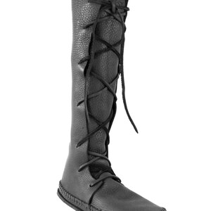 K&ouml;nnte beinhalten: Schwarze, kniehohe Stiefel aus Leder mit Schn&uuml;rung vorne und einer gen&auml;hten Sohle.