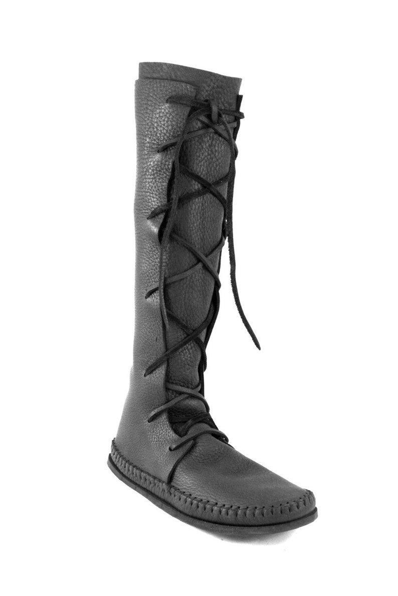 K&ouml;nnte beinhalten: Schwarze, kniehohe Stiefel aus Leder mit Schn&uuml;rung vorne und einer gen&auml;hten Sohle.