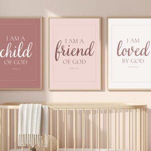 Puede incluir: Un juego de tres tazas de cerámica con un acabado mate moteado. Las tazas son en tonos crema, gris claro y gris oscuro. Cada taza tiene un diseño simple y minimalista, ideal para café o té.