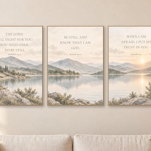 Puede incluir: Un conjunto de tres láminas rectangulares para pared que muestran un paisaje de montañas, un lago y árboles. Cada lámina muestra texto: The Lord will fight for you, you need only to be still, Be still and know that I am God, y When I am afraid, I put my trust in you.