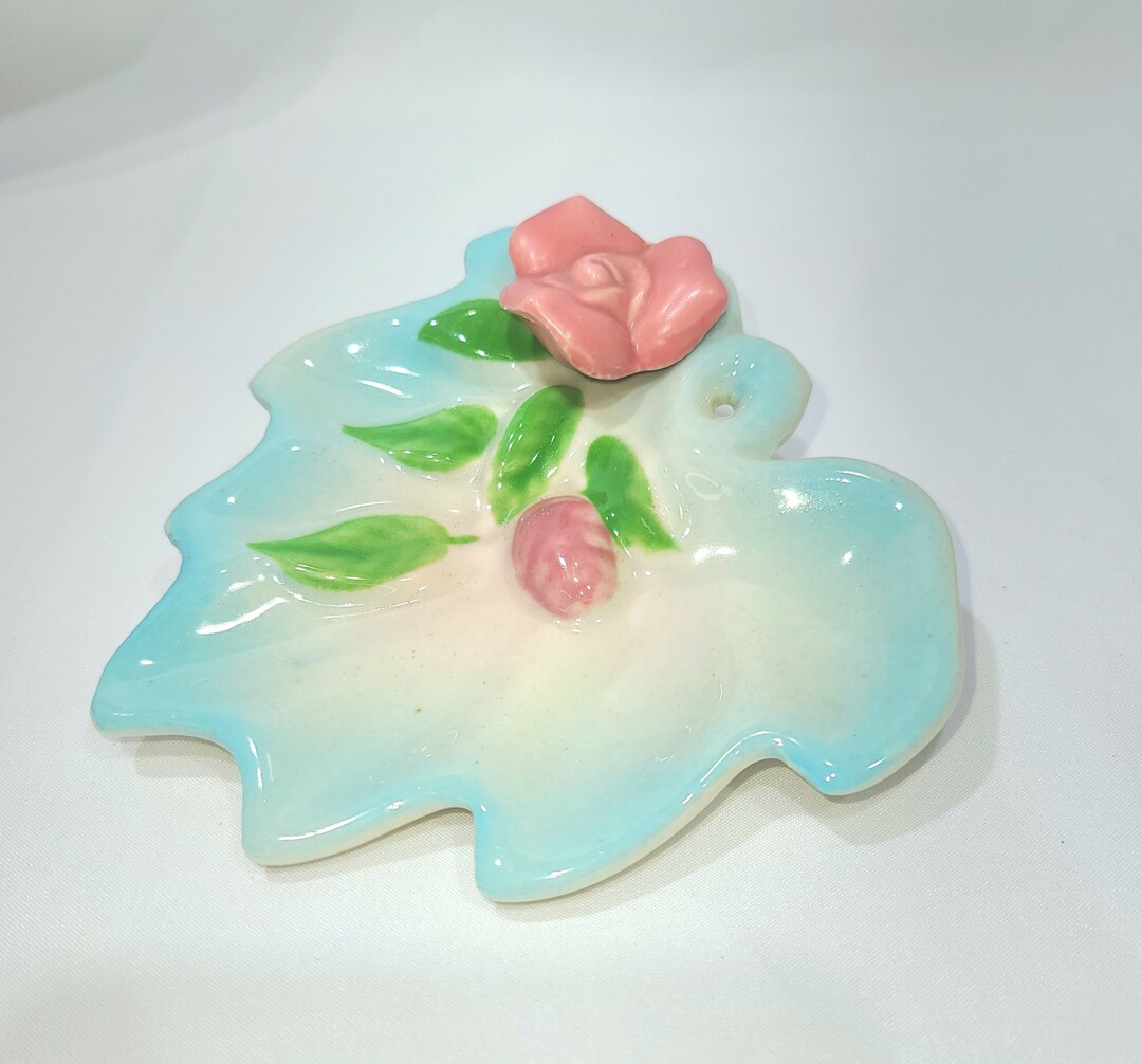 花と葉の浮き彫り陶器皿 青とピンクの葉の皿、青い葉とピンクの花のトレイ、オハイオ陶器、小物