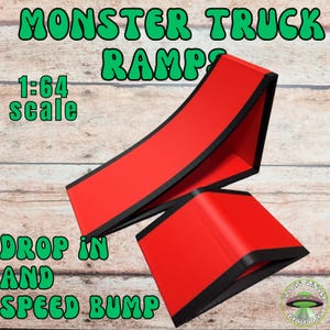 Peut inclure: Rampes rouges et noires pour monster truck avec le texte "Monster Truck Ramps", "1:64 scale" et "Drop In and Speed Bump". Les rampes sont en mat&eacute;riau rouge avec des bords noirs. Le logo Flying Saucer Printing est en bas &agrave; droite.