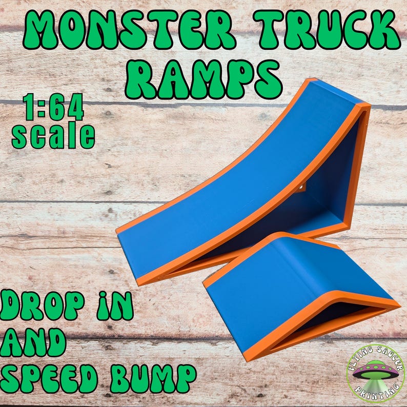 Peut inclure: Deux rampes bleues et oranges pour monster truck avec le texte "MONSTER TRUCK RAMPS", "1:64 scale" et "DROP IN AND SPEED BUMP". Les rampes sont sur une surface en bois.