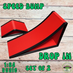Peut inclure: Ensemble de deux rampes rouges et noires avec les inscriptions "SPEED BUMP" et "DROP IN". Les rampes sont &agrave; l'&eacute;chelle 1:64 et sont con&ccedil;ues pour les v&eacute;hicules miniatures. L'ensemble comprend deux rampes.