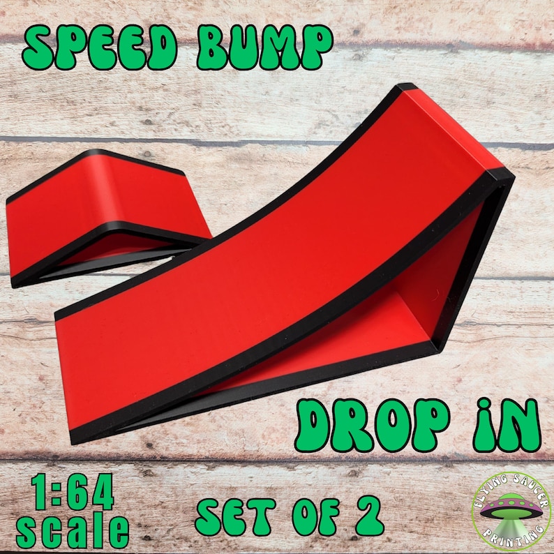 Peut inclure: Ensemble de deux rampes rouges et noires avec les inscriptions "SPEED BUMP" et "DROP IN". Les rampes sont &agrave; l'&eacute;chelle 1:64 et sont con&ccedil;ues pour les v&eacute;hicules miniatures. L'ensemble comprend deux rampes.