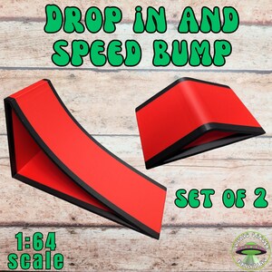Peut inclure: Deux rampes rouges et noires, avec les inscriptions "Drop In And Speed Bump" et "Set of 2". Les rampes sont &agrave; l'&eacute;chelle 1:64. Elles sont pos&eacute;es sur une surface en bois.
