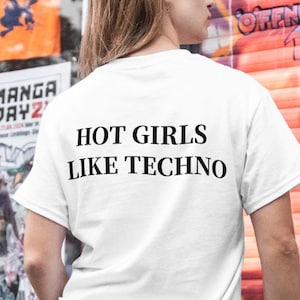 Könnte beinhalten: Weißes T-Shirt mit schwarzem Text, der "HOT GIRLS LIKE TECHNO" lautet.