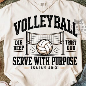Op de afbeelding: Een off-white t-shirt met korte mouwen en een zwarte afbeelding van een volleybalnet en een bal. De tekst luidt VOLLEYBALL, DIG DEEP, TRUST GOD, SERVE WITH PURPOSE en ISAIAH 40:31. Het ontwerp heeft een verweerde, vintage uitstraling.