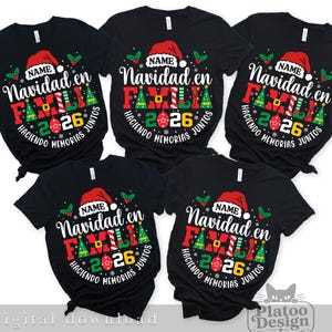 Op de afbeelding: Vijf zwarte t-shirts met korte mouwen voorzien van een kerstafbeelding met een rode kerstmuts, groene bomen en de tekst "NAME Navidad en FAMILIA HACIENDO MEMORIAS JUNTOS 2026". Het ontwerp bevat hulstbladeren, een rode kerstbal en strepen.